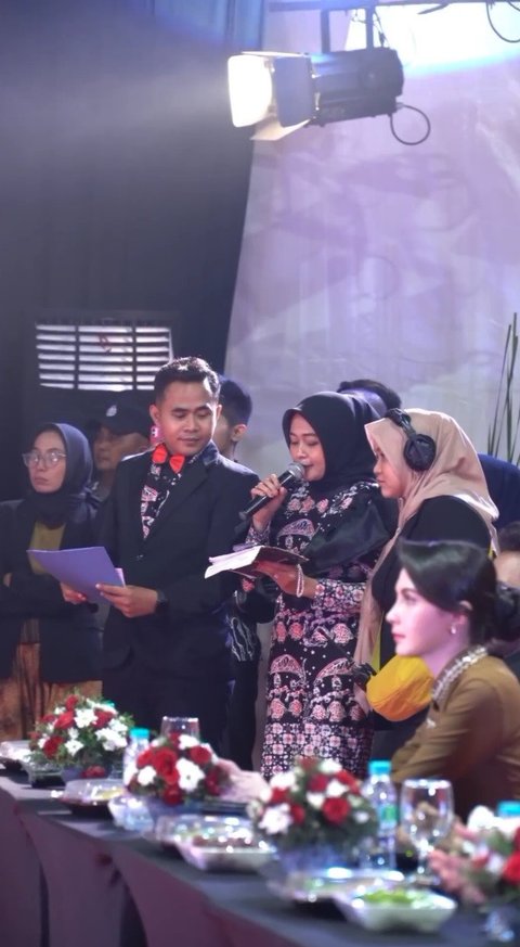Potret Cantik Arumi Bachsin Jadi Juri Fashion Show di Bojonegoro, Pesonanya Sukses Mengalihkan Perhatian