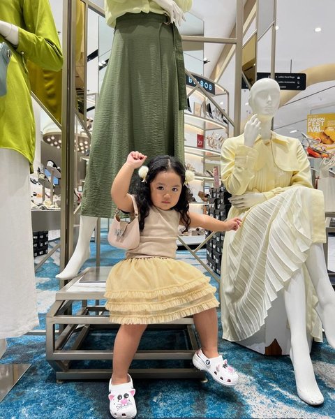 Gaya Centilnya Bikin Gemas, 10 Foto Xarena Anak Siti Badriah Saat Shopping Bareng Sang Bunda