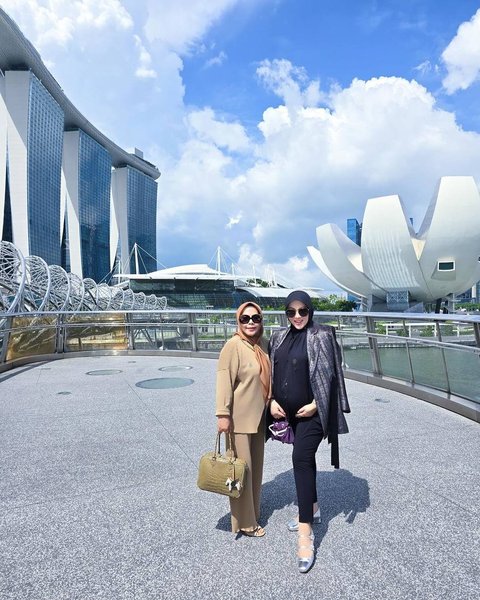 Baby Bump Terlihat Makin Besar, 8 Foto Terbaru Bumil Glowing Syahrini di Singapura!