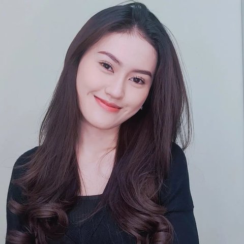 Deriska Almira kini sedang merintis karirnya di dunia hiburan sebagai seorang aktris. Sudah beberapa judul FTV dan serial web yang berhasil ia bintangi.<br>