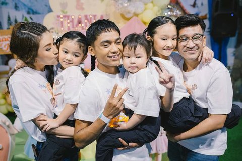 Lebih menariknya lagi, Ruben, Sarwendah, dan anak-anaknya terlihat serasi mengenakan baju t-shirt yang sama dan tersenyum bahagia dalam foto keluarga yang penuh kebersamaan.<br>