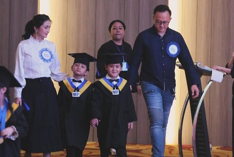 Sama-sama Punya Paras Ganteng, ini Potret Anak Kembar Kadek Devi saat Wisuda TK