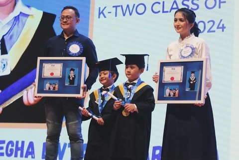 Sama-sama Punya Paras Ganteng, ini Potret Anak Kembar Kadek Devi saat Wisuda TK