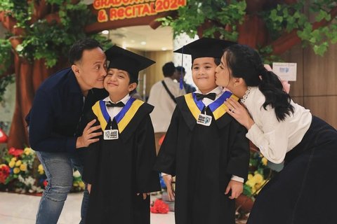 Sama-sama Punya Paras Ganteng, ini Potret Anak Kembar Kadek Devi saat Wisuda TK