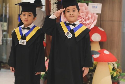 Sama-sama Punya Paras Ganteng, ini Potret Anak Kembar Kadek Devi saat Wisuda TK