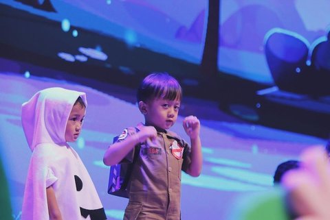 Sama-sama Punya Paras Ganteng, ini Potret Anak Kembar Kadek Devi saat Wisuda TK