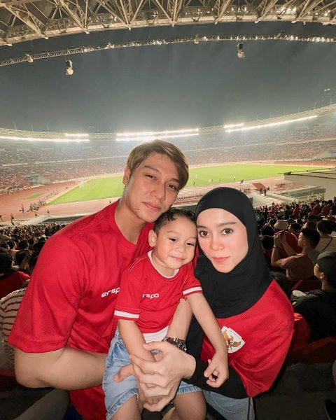 Tingkah Lucu Lesti Kejora Teriak 'I Love You Rizky Ridho' saat Nonton Timnas di GBK, Rizky Billar Bereaksi