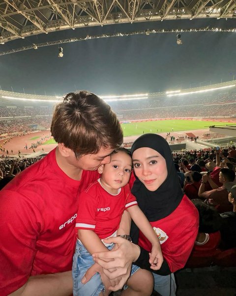 Tingkah Lucu Lesti Kejora Teriak 'I Love You Rizky Ridho' saat Nonton Timnas di GBK, Rizky Billar Bereaksi