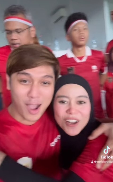 Tingkah Lucu Lesti Kejora Teriak 'I Love You Rizky Ridho' saat Nonton Timnas di GBK, Rizky Billar Bereaksi