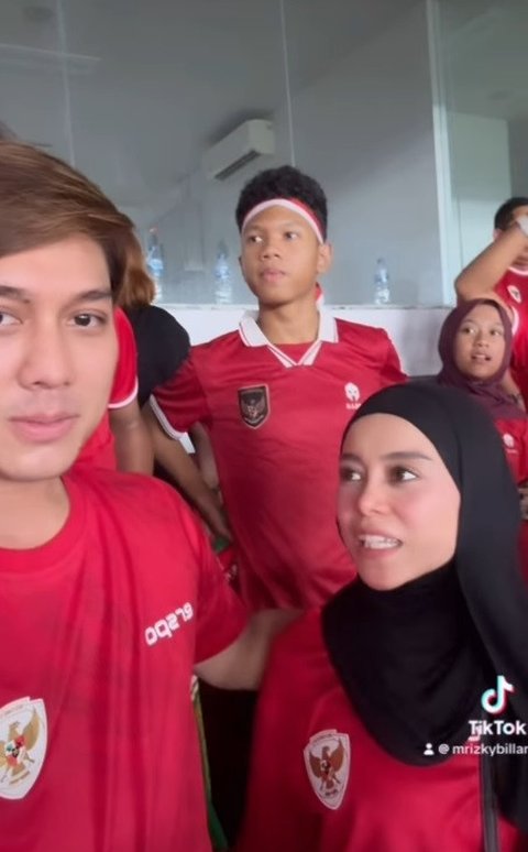 Tingkah Lucu Lesti Kejora Teriak 'I Love You Rizky Ridho' saat Nonton Timnas di GBK, Rizky Billar Bereaksi