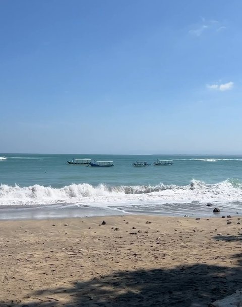 Membagikan Foto Pantai dan Aktivitas Nelayan