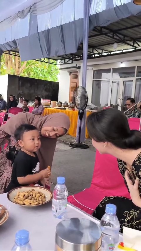 Potret Cantik Arumi Bachsin saat Hadir di Acara Kondangan, 'Dicegat' Ibu-ibu yang Ingin Foto Bareng