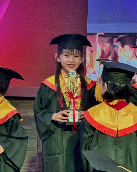 9 Potret Kompak Lady Nayoan dan Rendy Kjaernett saat Hadiri Wisuda Kelulusan TK Sang Anak, Makin Harmonis