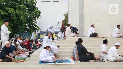 FOTO: Umat Muslim di Masjid Agung Al-Azhar Saat Melaksanakan Salat Iduladha 2024