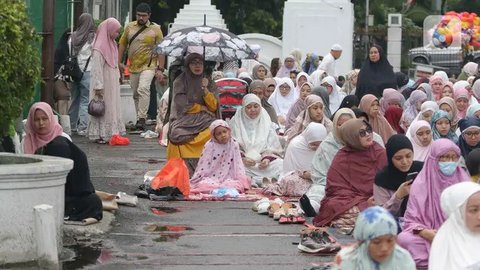 FOTO: Umat Muslim di Masjid Agung Al-Azhar Saat Melaksanakan Salat Iduladha 2024