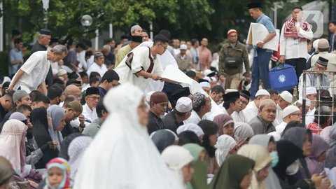 FOTO: Umat Muslim di Masjid Agung Al-Azhar Saat Melaksanakan Salat Iduladha 2024