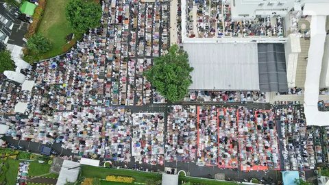 FOTO: Umat Muslim di Masjid Agung Al-Azhar Saat Melaksanakan Salat Iduladha 2024