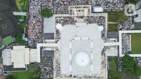 FOTO: Umat Muslim di Masjid Agung Al-Azhar Saat Melaksanakan Salat Iduladha 2024