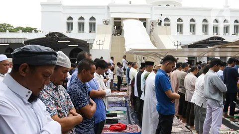 FOTO: Umat Muslim di Masjid Agung Al-Azhar Saat Melaksanakan Salat Iduladha 2024