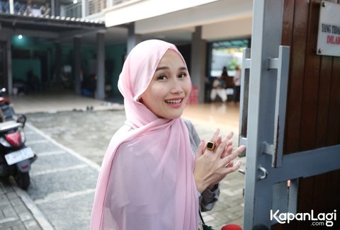 7 Potret Cantik Ayu Ting Ting Tampil Berhijab di Momen Idul Adha, Penampilannya Bikin Salfok