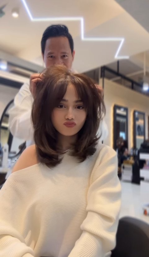 Begini penampilan Syifa Hadju dengan rambut baru baru. Syifa memilih model wolf cut.