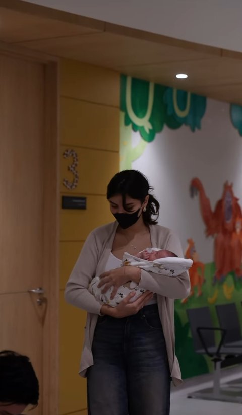 Beberapa waktu lalu, Sarah muncul di Instagram Dr. Oky saat sedang mengantar baby Bem untuk vaksin ke dokter. 