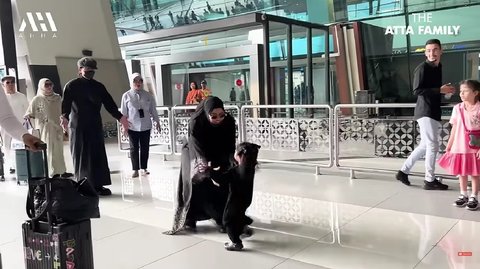 Momen Atta Halilintar dan Aurel Akhirnya Tiba di Indonesia Setelah Melaksanakan Ibadah Haji, Langsung Peluk Ameena di Bandara Bikin Terharu