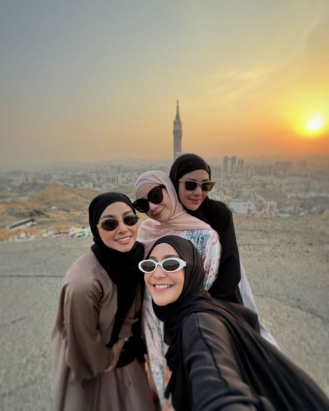8 Potret Caca Tengker dalam Balutan Busana Hijab saat Berada di Tanah Suci, Cantik Natural