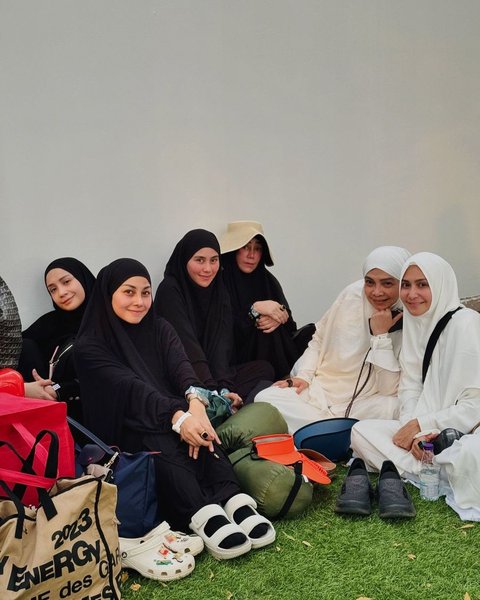 8 Potret Caca Tengker dalam Balutan Busana Hijab saat Berada di Tanah Suci, Cantik Natural