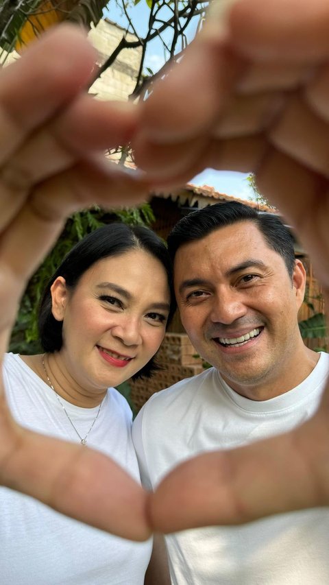10 Potret Anjasmara dan Dian Nitami Merayakan Anniversary pernikahan ke-25, Jalani Pemotretan Romantis Bak Prewedding<br>