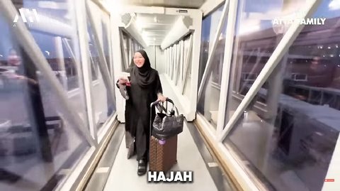 Akui Sudah Rindu Berat, Berikut 8 Potret Aurel Hermansyah Pulang Haji dan Langsung Peluk Ameena di Bandara