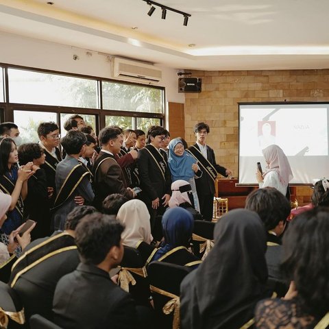 Potret Atta Halilintar Akhirnya Lulus Sekolah dan Jalani Wisuda SMA di Usia 29 Tahun, Tetap Semangat Belajar Meski Sudah Punya 2 Anak
