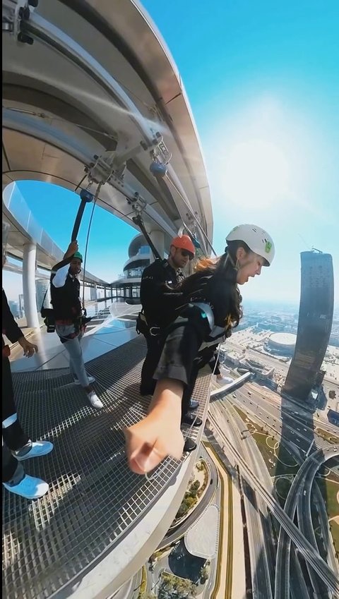 Seru Abis! Potret Felicya Angelista & Caesar Hito Naik Sky Edge di Dubai, Akui Lutut Sampai Lemas