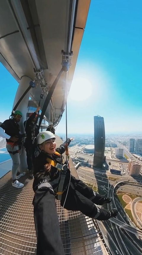 Seru Abis! Potret Felicya Angelista & Caesar Hito Naik Sky Edge di Dubai, Akui Lutut Sampai Lemas