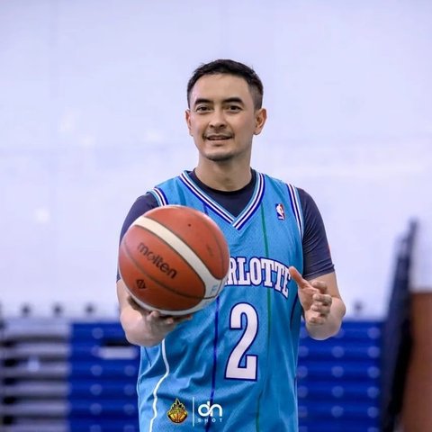 Foto-foto Terbaru Zumi Zola Setelah Bebas, Banyak Habiskan Waktu dengan Keluarga Hingga Olahraga Basket