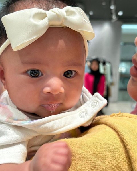 Cute! Foto-foto Terbaru Baby Lily Anak Angkat Raffi Ahmad dan Nagita Slavina, Lihat Ekspresi Tawanya Gemesin Banget