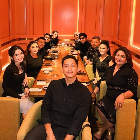 10 Portraits of Azriel Hermansyah Proposing to His Girlfriend in Front of Family during His Birthday Dinner, Krisdayanti's Reaction Highlighted