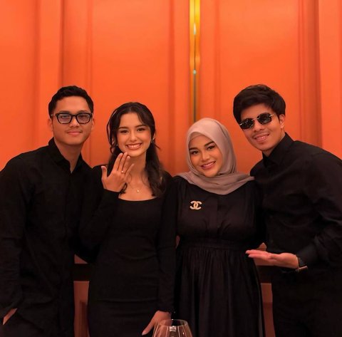 10 Portraits of Azriel Hermansyah Proposing to His Girlfriend in Front of Family during His Birthday Dinner, Krisdayanti's Reaction Highlighted