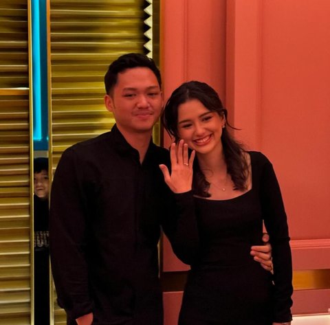 10 Portraits of Azriel Hermansyah Proposing to His Girlfriend in Front of Family during His Birthday Dinner, Krisdayanti's Reaction Highlighted