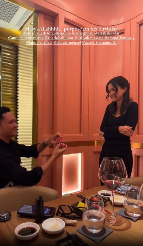 10 Portraits of Azriel Hermansyah Proposing to His Girlfriend in Front of Family during His Birthday Dinner, Krisdayanti's Reaction Highlighted