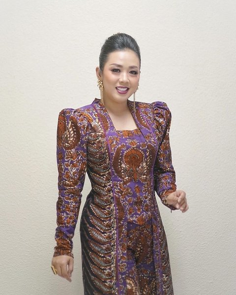 8 Foto Gaya Outfit Batik Soimah yang Buktikan Bahwa Kain Tradisional Bisa Tetap Fashionable!