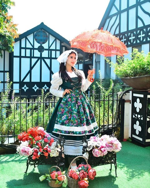 Pangku Buaya, 8 Foto Cantik Ghea Youbi Kenakan Baju Khas Belanda
