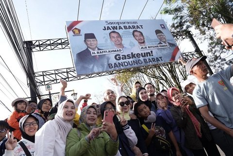 Potret Nagita Slavina Naik Angkot hingga Traktir Warga di Pasar Kaget saat Kenalkan Jeje Govinda sebagai Calon Bupati Bandung Barat