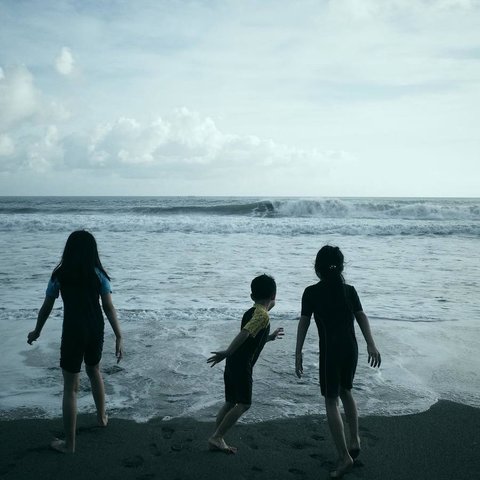 10 Momen Natasha Rizky Liburan Bareng Anak-anak, Seru Banget Main di Pantai