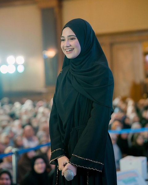 Deretan Potret Syifa Hadju Memukau dengan Hijabnya Sebagai Host Kajian