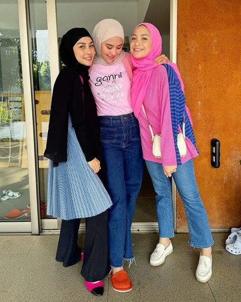 Intip Deretan Gaya Nagita Slavina Kenakan Hijab Pink Bareng Adik Ipar Usai Pulang Haji