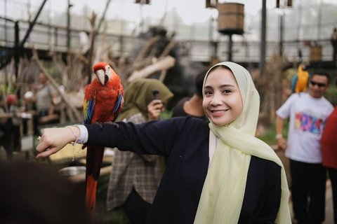 Potret Seru Nagita Slavina Temani Rafathar & Rayyanza Liburan ke Bandung, Kunjungi Kebun Binatang