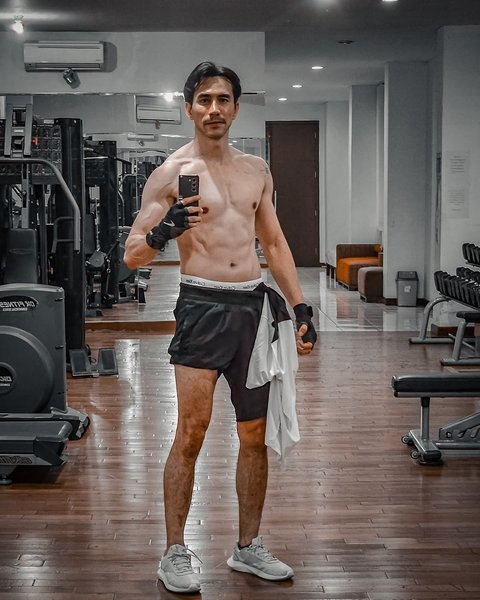 Darius Sinathrya Makin Kekar, Hot Daddy Pamer Otot dan Sixpack<br>