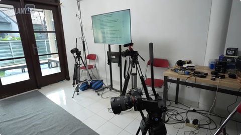 Di sebelah set syuting mereka di lantai satu, terpajang peralatan profesional seperti kamera yang siap digunakan.<br>