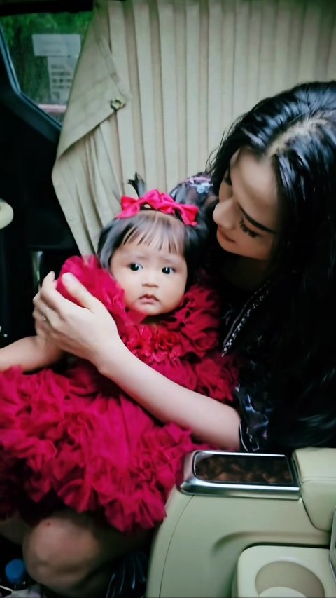 Cute! Potret Baby Cundamani Anak Denny Caknan dan Bella Bonita saat Diajak ke Acara Kondangan, Penampilannya Bak Boneka